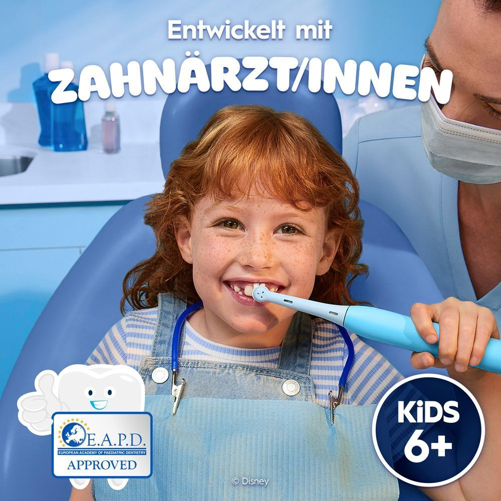 EAPD Logo ist vohanden. Ein Kind sitzt auf einem Zahnarztstuhl neben einem Zahnarzt und zeigt eine iO kids 6+ Zahnbürste.