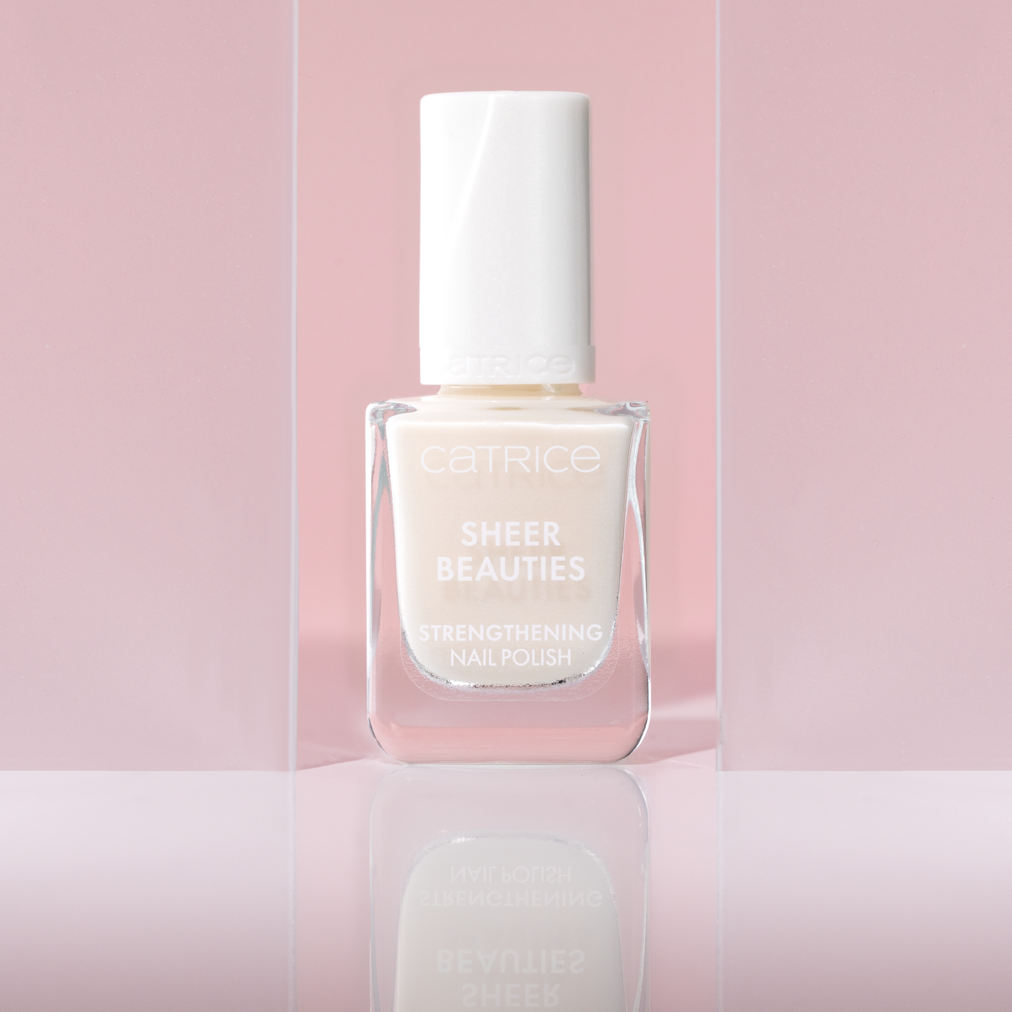 Bild: Catrice Sheer Beauties Strengthening Nail Polish Milky Not Guilty 010